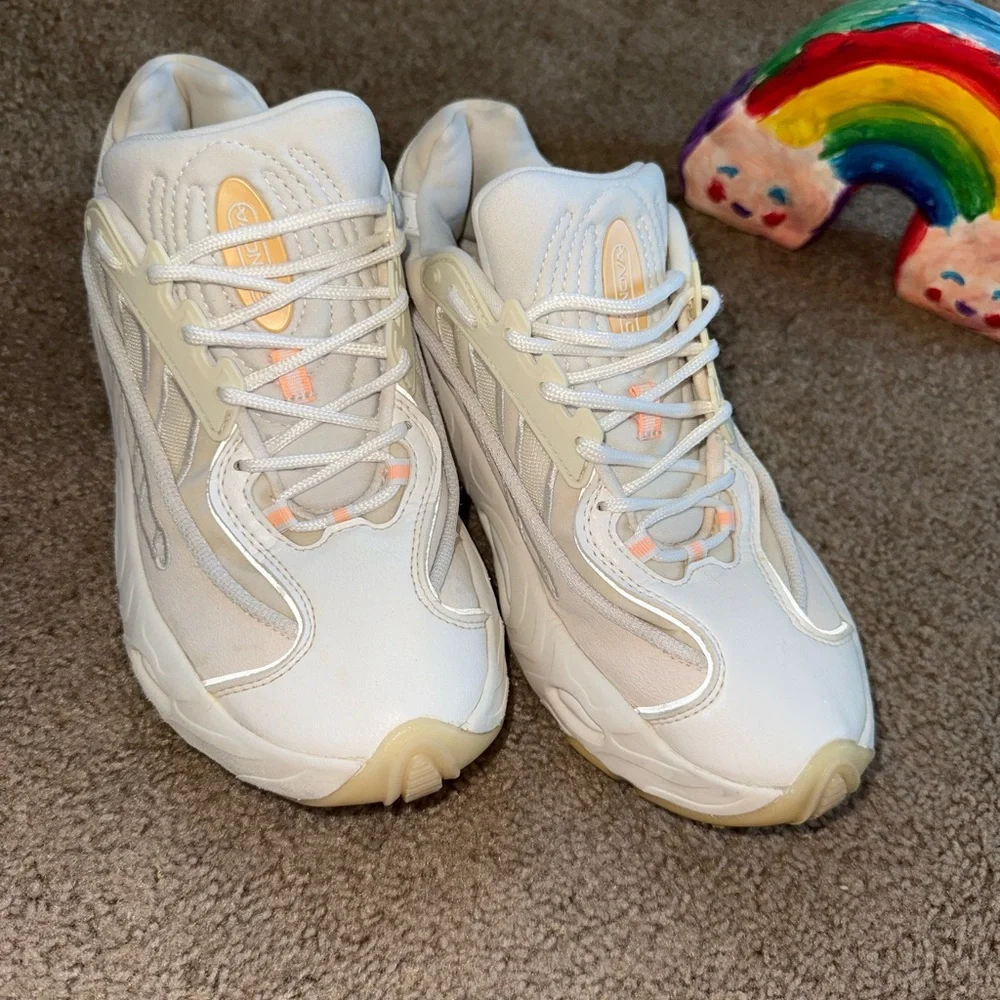 Adidas Cream Sneakers – Women’s Size 7.5 – Excellent Condition - Picture 2 of 4